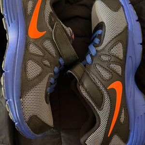 Little boys size 13.5 C Nike Revolution 2 tennis shoes